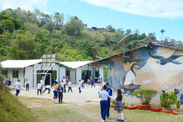  Fotos I Freddy Arango I LA PATRIA  La escuela 12 de octubre, en la vereda Tejares, quedó unificada con unas aulas temporales, donde funcionaban varios salones a unos diez minutos de la sede central.