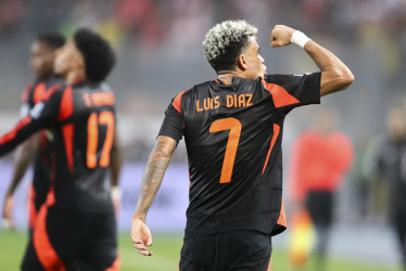 Luis Díaz de Colombia celebra su gol este viernes, en un partido de las eliminatorias sudamericanas para el Mundial de 2026 entre Perú y Colombia en el estadio Nacional en Lima (Perú)