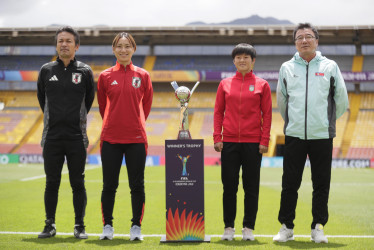 El entrenador de Japón, Michihisa Kano (i), posa junto a la jugadora de Japón Hayashi Manaka (2i), el entrenador de Corea del Norte, Ri Song Ho (d), y la jugadora de Corea, Chae Un Yong (2d) este sábado, en el estadio El Campín en Bogotá (Colombia). 