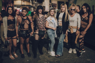 Algunas de las integrantes de Las Guapas posaron con Marcela Posada, Señora Manizales 2024, desde la calle donde ejercen su actividad diari