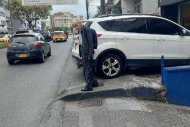 Foto| Cortesía | LA PATRIA  Estos son los automóviles que ocupan la vía peatonal en la avenida Santander.