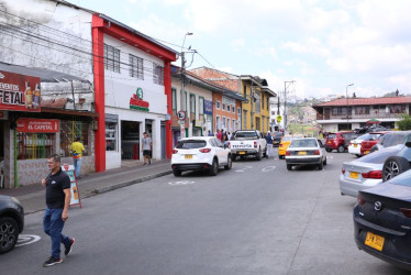 Foto| Luis Trejos | LA PATRIA  "El mal parqueo y el transporte pirata en Villamaría generan desorden vial, afectando la movilidad y la seguridad de los ciudadanos", según algunos ciudadanos afectados. 