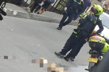 Un perro resultó muerto durante un enfrentamiento entre la Policía y un sujeto en alto grado de exaltación.