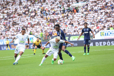 Michael Barrios (centro), goleador del Once Caldas en la presente Liga, se vistió este domingo de asistidor para que el Blanco lograra el empate contra Millonarios.