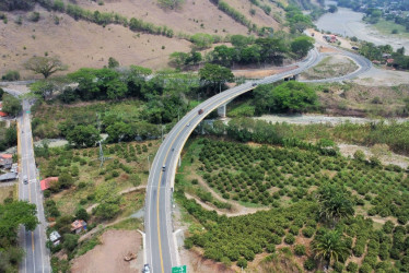 Antes de viajar, infórmese sobre las empresas de transporte de pasajeros que están frenadas en el corredor Eje Cafetero, Valle del Cauca y Antioquia por el paro camionero. En la foto, el sector El Palo de la concesión Pacífico Tres, que conduce de Manizales a Medellín.