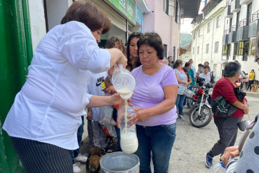 Ganaderos de Aranzazu (Caldas) regalaron este jueves, 5 de septiembre, 140 litros de leche a la comunidad. 