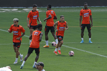 Luis Díaz (i) y Juan Fernando Quintero (2-d) de la selección nacional de fútbol de Colombia participan en un entrenamiento este lunes, en el estadio Metropolitano Roberto Meléndez, en Barranquilla.