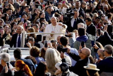 El papa Francisco saluda a los fieles durante la Audiencia General semanal en la Plaza de San Pedro, Ciudad del Vaticano.