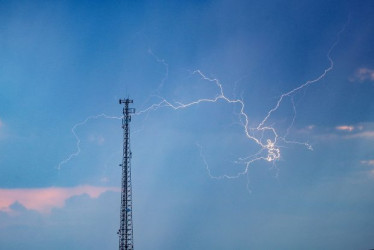 Amenaza de rayos en Colombia. Una iniciativa de la Unal sede Manizales tiene como propósitos abordar y mitigar los riesgos asociados con eventos climáticos severos.