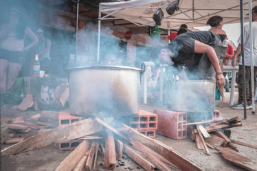 Las sonrisas y la felicidad de los habitantes de El Remanso, Pereira, son el éxito del sancocho comunitario y artístico