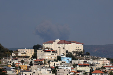 Ataque aéreo israelí contra una aldea en el sur del Líbano, visto desde el lado israelí de la frontera, al norte de Israel. El Ejército israelí informó que aproximadamente 115 proyectiles disparados por Hezbolá han cruzado desde el Líbano hasta la zona de Israel.