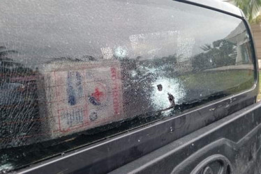 Foto | EFE | LA PATRIA  Así quedó el vehículo que transportaba al expresidente Evo Morales, después de un supuesto ataque armado contra de exmandatario. Los hechos se registraron ayer en Cochabamba (Bolivia).