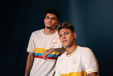 Luis Díaz y Jorge Carrascal luciendo la camiseta conmemorativa de la Selección Colombia. 