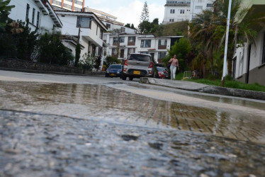 Foto | Freddy Arango | LA PATRIA  Este es el sector donde baja el agua que tiene mal olor y según residentes afecta su diario vivir en la zona.