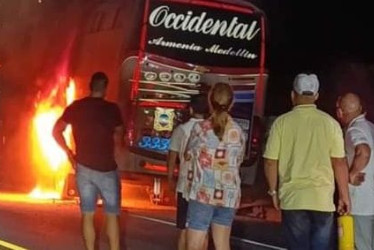 Al parecer, el incendio lo ocasionó un recalentamiento del automotor. No se reportan heridos.