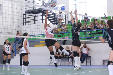 El partido de voleibol que le ganó Nuestra Señora del Carmen de La Dorada a la Institución Educativa de Neira. Las estudiantes de La Dorada ganaron el cupo a la siguiente fase.