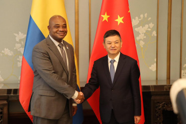 Luis Gilberto Murillo (izq.), canciller colombiano, se reunió con varios altos funcionarios del Gobierno chino en Pekín. En la foto, su encuentro con con el ministro de Ambiente y Ecología de China, Huang Runqiu.