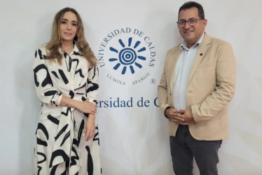 María Cecilia Ruiz Cardona y Fabio Arias, durante la firma del convenio. 