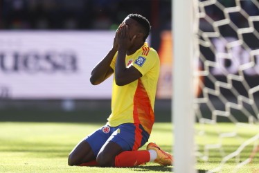 Jhon Córdoba de Colombia se lamenta al fallar un gol este jueves, en un partido de las Eliminatorias sudamericanas para el Mundial de 2026 entre Bolivia y Colombia en el estadio Municipal en El Alto (Bolivia).