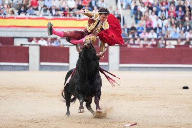 El diestro Roca Rey sufre una cogida durante el festejo taurino de la Feria de Octubre que se celebra este domingo en la Monumental de Las Ventas, en Madrid.