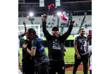 Hernán Darío 'El Arriero' Herrera celebró el triunfo del Once Caldas con su hinchada en Palogrande. 