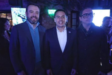 El alcalde de Bogotá, Carlos Fernando Galán; el alcalde de Manizales, Jorge Eduardo Rojas y el representante a la Cámara, Juan Sebastián Gómez durante la presentación en la capital.