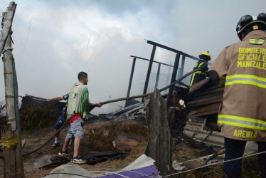 Con el de este jueves, la invasión Mirador de Samaria, en la comuna Nuevo Horizonte de Manizales, ya ha sufrido dos incendios. En el primero se quemaron tres casas y murieron tres personas.