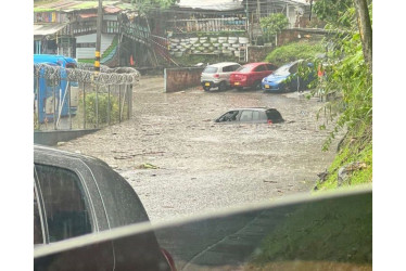 Un vehículo quedó atrapado en una inundación en el sector de la glorieta de Socobuses, en el barrio Villa Pilar de Manizales.