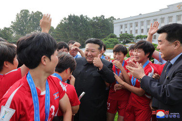 El líder norcoreano Kim Jong-un con la selección femenina Corea del Norte sub-20