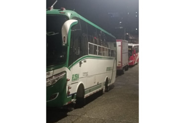 Buses y busetas han obstruido la vía en la calle 37A con carrera 27 de Manizales. Según vecinos, no permiten la movilidad en el sector.