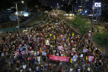 Las familias de los rehenes israelíes retenidos por Hamás en Gaza y sus partidarios portan pancartas con imágenes de sus seres queridos durante una protesta pidiendo un alto el fuego y su liberación cerca de la zona de Kirya, en Tel Aviv (Israel).