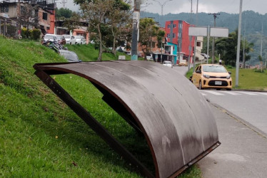 Foto\ Cortesía \ QHUBO  Este es el estado actual del paradero que según residentes se encuentra en mal estado.