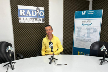 Juan Camilo Jaramillo, profesional del estudio de televisión de la Universidad Católica de Manizales. 