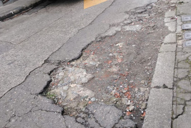  Foto | Freddy Arango | LA PATRIA Este es el roto que afecta la movilidad del sector, según vecinos afectados.