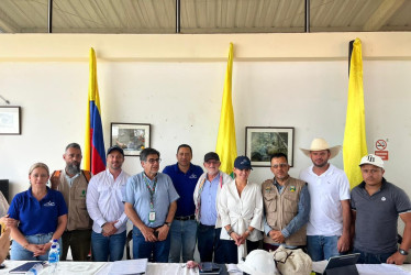 Participantes de la mesa de diálogo en la casa de la cultura del municipio de Marmato (Caldas), en el sector de El Llano, donde se pactaron los acuerdos este sábad