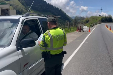 Control de la seccional de Tránsito y Transporte de la Policía de Caldas a los viajeros durante este puente festivo. Revisan carros particulares y servicio público.