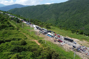 Campesinos participan en una protesta este lunes, en el peaje de Los Acacios, en Cúcuta.