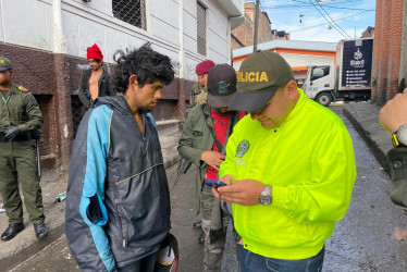 Registro a personas. Fotos de la Policía. 