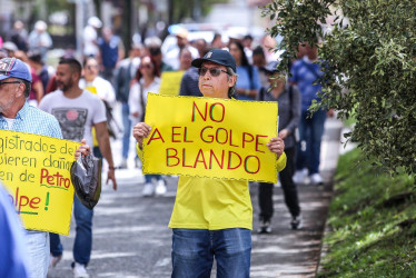 Participantes en Manizales llevaron carteles en contra del golpe blando que ha denunciado el presidente, Gustavo Petro.