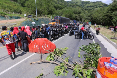 El paro minero tiene bloqueada desde el lunes la vía Manizales - Medellín, en el desvío a Marmato.