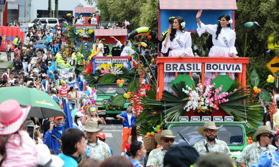 Las reinas se desplazaron en 15 camperos. En cada uno iban dos candidatas excepto en los vehículos de Uruguay, Venezuela y la anfitriona de la Feria. Las reinas se desplazaron en 15 camperos. En cada uno iban dos candidatas excepto en los vehículos de Uruguay, Venezuela y la anfitriona de la Feria.