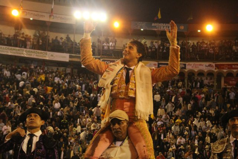 El torero peruano Andrés Roca Rey salió en hombros ayer de la Plaza de Toros de Manizales luego de cortar las dos orejas del toro Perdicero, de 456 kilos, de la ganadería de Ernesto Gutiérrez. El torero peruano Andrés Roca Rey salió en hombros ayer de la Plaza de Toros de Manizales luego de cortar las dos orejas del toro Perdicero, de 456 kilos, de la ganadería de Ernesto Gutiérrez.