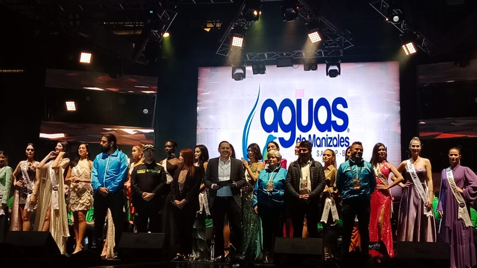 En la tarima principal de la Plaza de Bolívar estuvieron el alcalde, Carlos Mario Marín, las candidatas al Reinado Internacional del Café y la Banda Municipal de Manizales. En la tarima principal de la Plaza de Bolívar estuvieron el alcalde, Carlos Mario Marín, las candidatas al Reinado Internacional del Café y la Banda Municipal de Manizales.