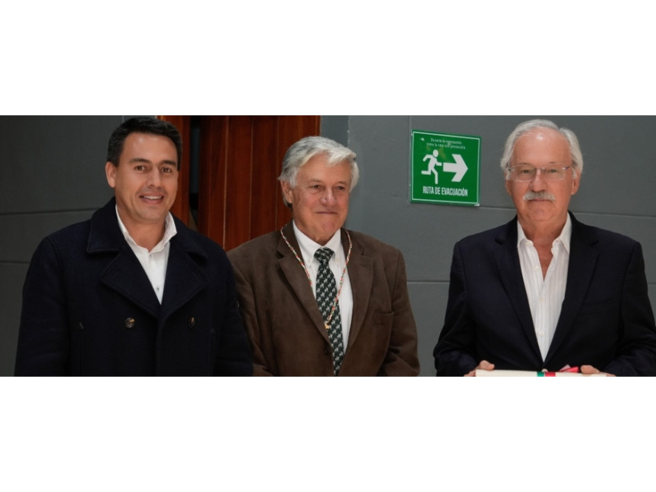 El alcalde de Manizales, Jorge Eduardo Rojas Giraldo (izquierda), con los hermanos Miguel y Julián Gutiérrez en la entrega del Cordón de la Feria. El alcalde de Manizales, Jorge Eduardo Rojas Giraldo (izquierda), con los hermanos Miguel y Julián Gutiérrez en la entrega del Cordón de la Feria.