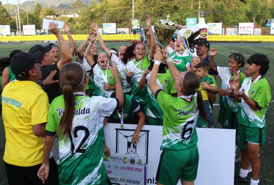 La celebración de las jugadoras y los técnicos del Atlético Dosquebradas al recibir el trofeo y el premio que las acredita como campeonas de la Copa Aguardiente Amarillo de Fútbol Femenino. La celebración de las jugadoras y los técnicos del Atlético Dosquebradas al recibir el trofeo y el premio que las acredita como campeonas de la Copa Aguardiente Amarillo de Fútbol Femenino.