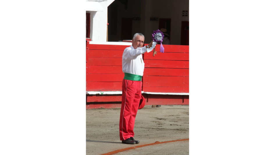 Una de las funciones de Orlando Galvis durante la corrida es mostrar la divisa de la ganadería de la tarde a la presidencia de la plaza y al público en los tendidos. Una de las funciones de Orlando Galvis durante la corrida es mostrar la divisa de la ganadería de la tarde a la presidencia de la plaza y al público en los tendidos.