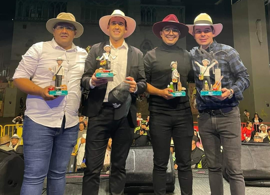 De derecha a izquierda, los galardonados: Gustavo Rúa, Eduard Velásquez, Edwin Alzate y Daniel Escobar. De derecha a izquierda, los galardonados: Gustavo Rúa, Eduard Velásquez, Edwin Alzate y Daniel Escobar.