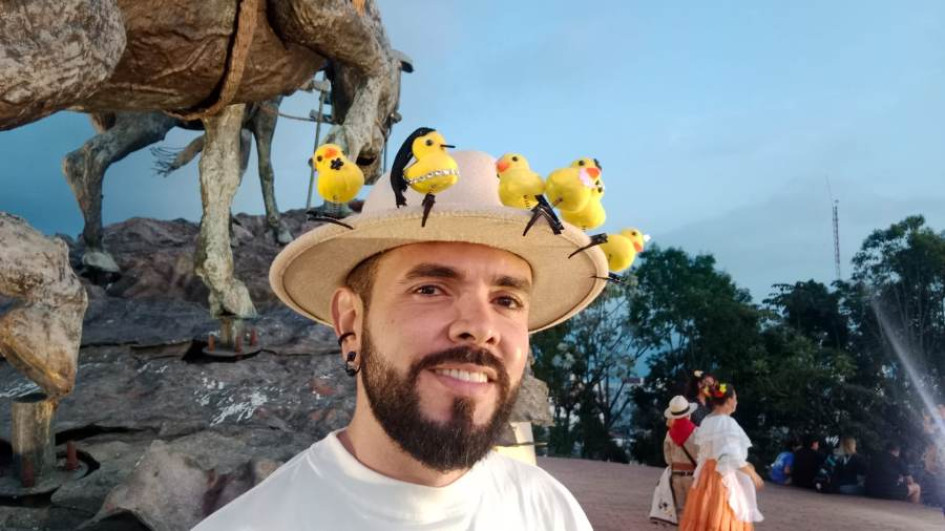 Giovanny Valencia luce con orgullo diferentes estilos de pato. Giovanny Valencia luce con orgullo diferentes estilos de pato.