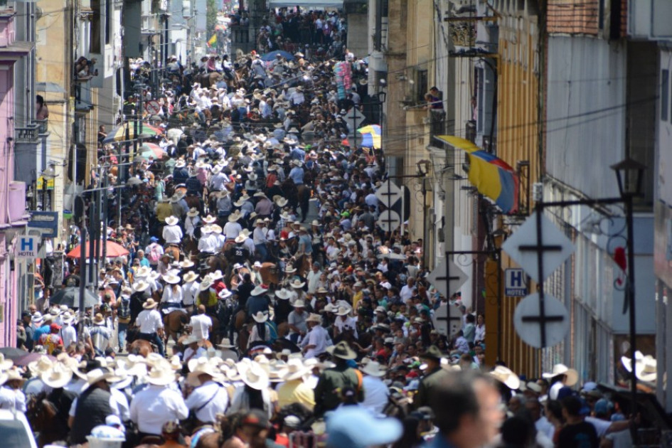 Al mediodía los participantes cruzaron el centro de la ciudad por la carrera 22. Al mediodía los participantes cruzaron el centro de la ciudad por la carrera 22.