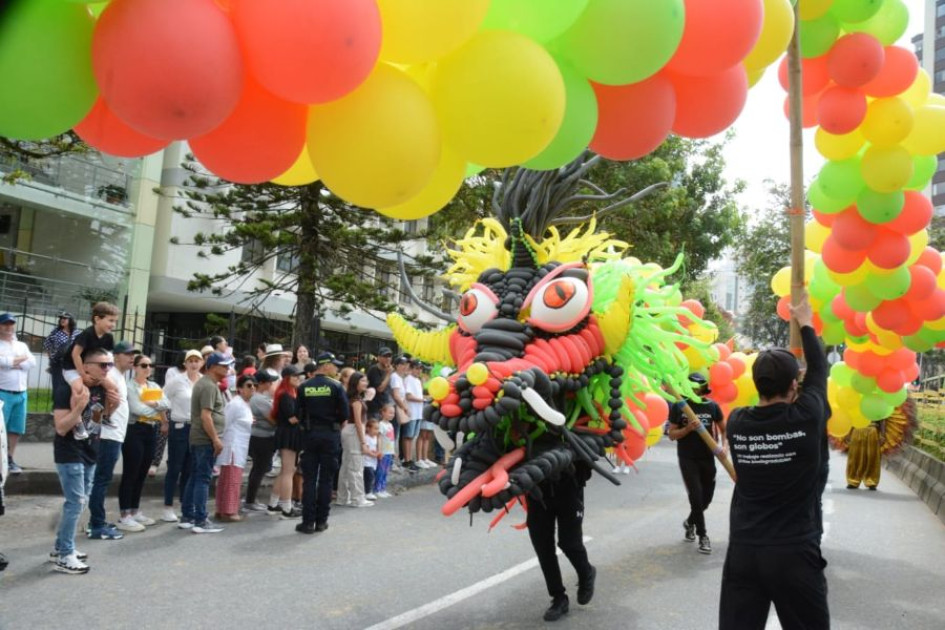 Las figuras gigantes hechas con globlos fueron la sensación del desfile.  Las figuras gigantes hechas con globlos fueron la sensación del desfile.